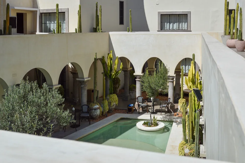Patio con alberca y arcos