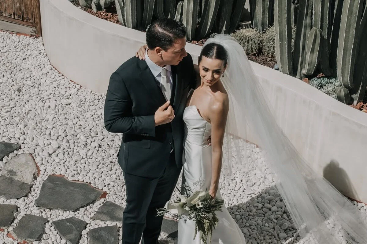Novios en jardín de cactus