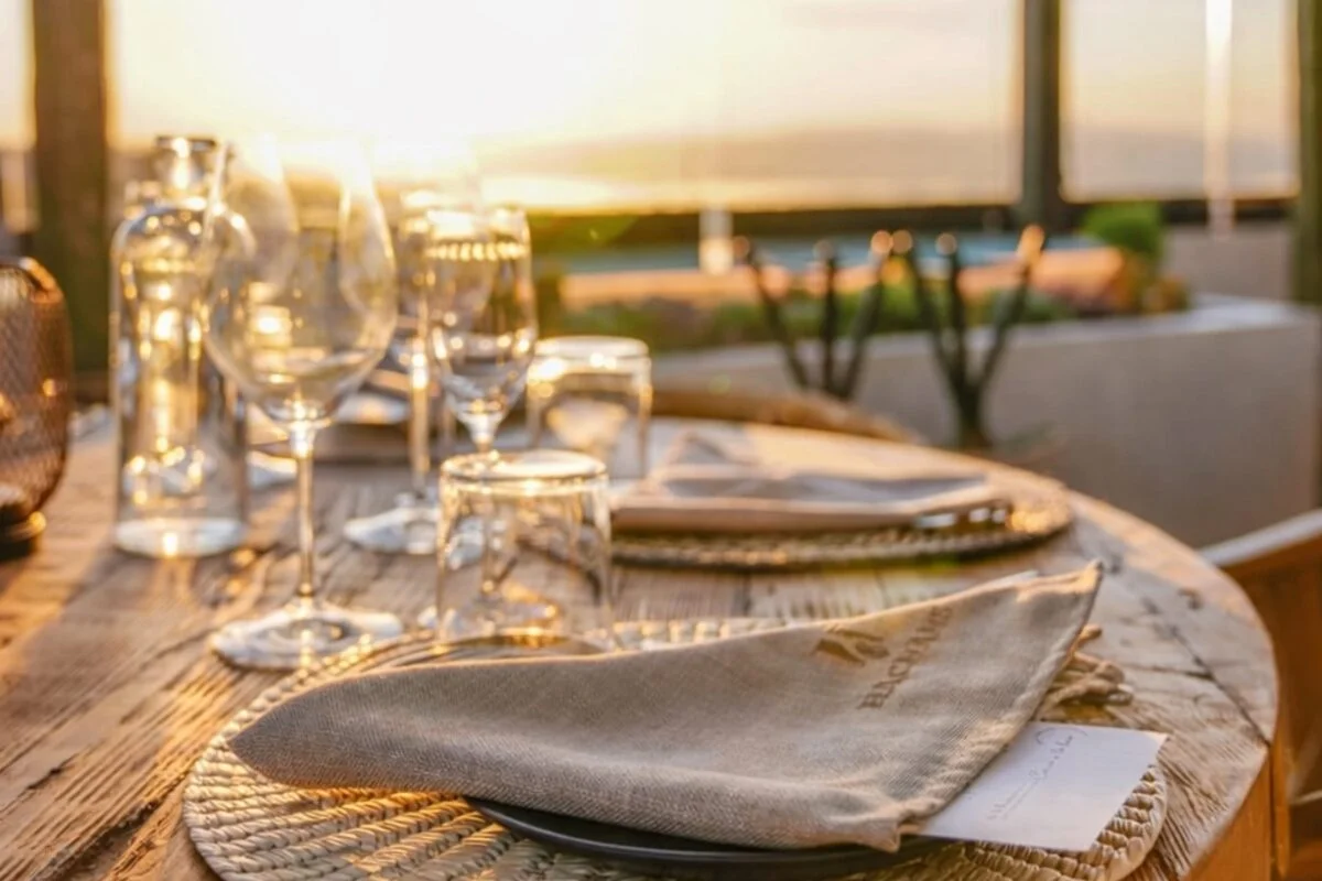 Mesa elegante al atardecer en Amatte